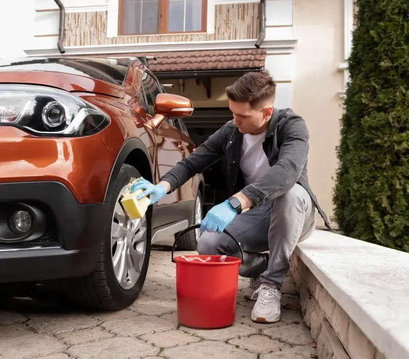 Lavage auto à domicile Versailles : professionnel intervenant sur un véhicule